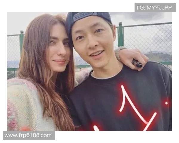 足球巨星与美女亲密合影引发热议 双方甜蜜互动曝光震撼全场